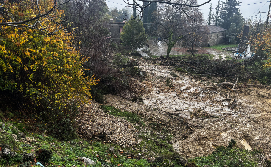 Η κακοκαιρία «πνίγει» πολλές περιοχές: Ποτάμια οι δρόμοι, μηνύματα από το 112