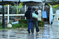 Καιρός σήμερα: Θυελλώδεις άνεμοι και πτώση θερμοκρασίας - Πού θα πέσουν καταιγίδες