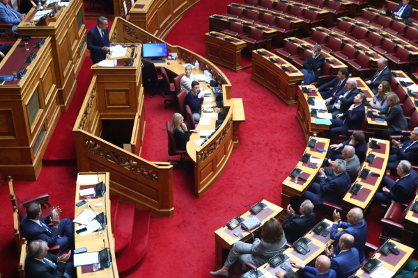 «Μετωπική» Μητσοτάκη - Ανδρουλάκη στη Βουλή για ακρίβεια και ιδιωτικό χρέος