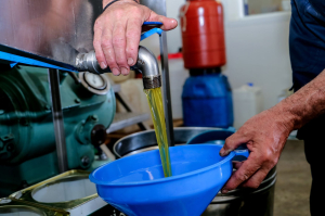 Κρήτη: Δύο άνδρες έκλεψαν από σπίτι 524 κιλά ελαιόλαδου