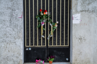 Αφήνουν λουλούδια έξω από το σπίτι της Ρούλας Πισπιρίγκου στη μνήμη των παιδιών – Συγκίνησε η κίνηση ηλικιωμένης