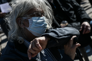 Διπλή ενίσχυση με έκτακτο επίδομα και αναδρομικά ως 5.000 ευρώ στους «παλιούς» συνταξιούχους
