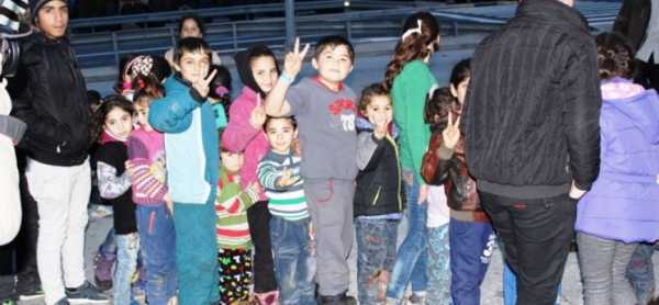 Δήμος Λάρισας: Μοίρασε τρόφιμα στους «εγκλωβισμένους» στα Τέμπη πρόσφυγες