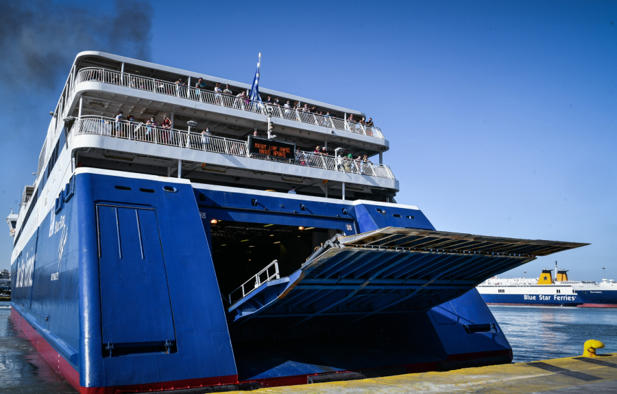 Προειδοποίηση για βόμβα στο Blue Star 1 - Εκκενώνεται το πλοίο