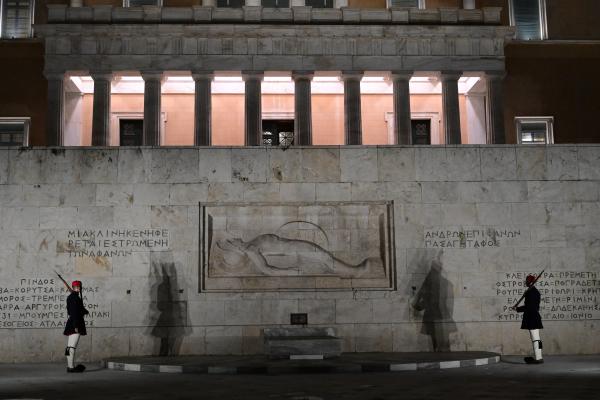 Άγνωστος Στρατιώτης: Και δεύτερη διαφοροποίηση Δένδια - Η απάντηση κυβερνητικών στελεχών