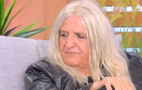 Νίκος Καρβέλας: Οι δύο καλλιτέχνες που πήραν άδεια για να ερμηνεύουν τα τραγούδια του