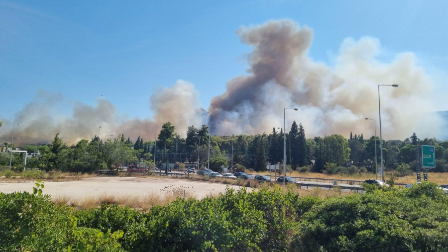 Φωτιά τώρα στην Παιανία, λίγα μέτρα από την Αττική Οδό και στο πλάι του Προαστιακού