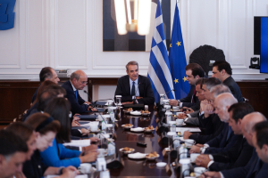 Διπλό δημοσκοπικό ράπισμα για τη ΝΔ - Επιστροφή στα… Τέμπη, μετά το «τρύπιο» καλάθι της ΔΕΘ