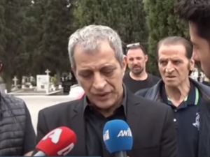 Δύσκολες ώρες για τον Θέμη Αδαμαντίδη - «Ράκος» στην κηδεία της μητέρας του (βίντεο)