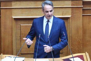 Παρέμβαση Μητσοτάκη στη Βουλή για Μεταναστευτικό - Στο τραπέζι τα κλειστά κέντρα κράτησης