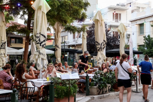 Ποιοι θα «φάνε πόρτα» σε εστίαση και κέντρα διασκέδασης ακόμα και αν έχουν πιστοποιητικό εμβολιασμού