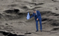 Ο Νίκος Ευαγγελάτος πάτησε στη… Σελήνη και κάρφωσε την ελληνική σημαία (Βίντεο)