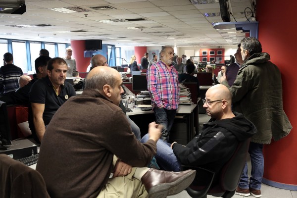 Εικόνα από την αίθουσα σύνταξης του MEGA: "Οσο είμαστε στον αέρα.."