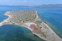 Το άγνωστο νησάκι δίπλα στον Πειραιά με την κόκκινη λίμνη και τα μυστηριώδη γράμματα