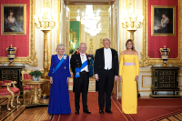 Με αυλούς, πανακότα με κάρδαμο και κοκτέιλ με «έμπνευση» Τραμπ το συμπόσιο του βασιλιά Καρόλου (Εικόνες)