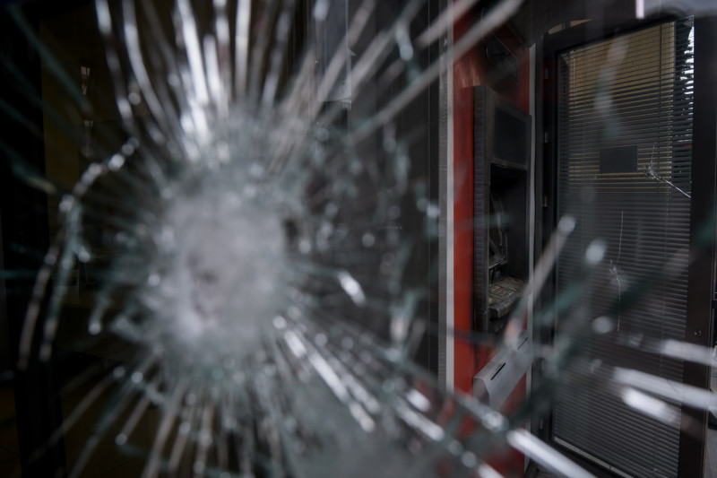 Μπαράζ επιθέσεων με βαριοπούλες σε πέντε τράπεζες