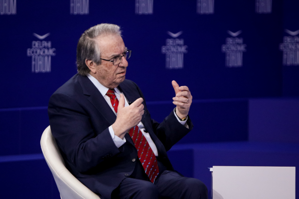 «Έξαλλος» ο Μπαμπινιώτης με την «γραμματική κακοποίηση» του πατέρα Αντώνιου