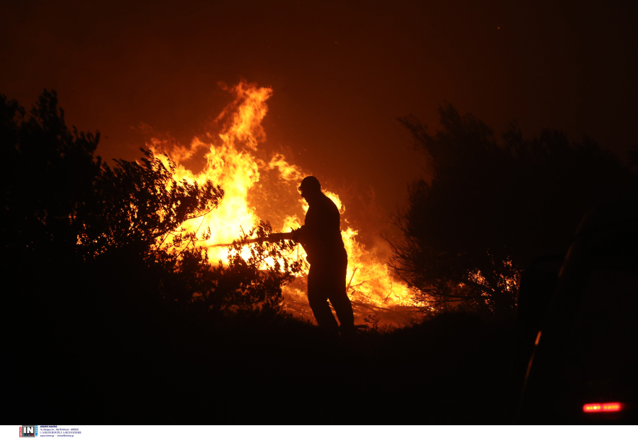 Εκκενώνονται Πεντέλη και ανατολικές περιοχές Γέρακα, καίγονται σπίτια στην Παλαιά Πεντέλη (βίντεο)
