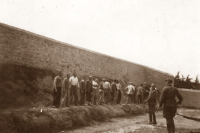 Καισαριανή: Το who is who του Βέλγου κατόχου των φωτογραφιών των 200 εκτελεσθέντων - Κάνει 1.000 καταχωρήσεις το μήνα