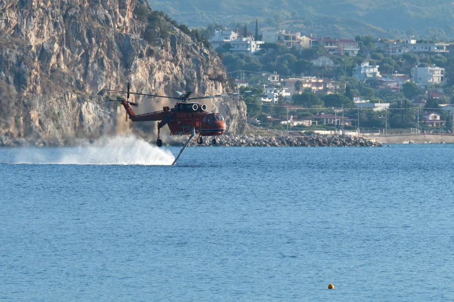 Φωτιά στη Δυτική Αττική: Καλύτερη εικόνα, σε επιφυλακή για τις αναζωπυρώσεις σε 3 σημεία