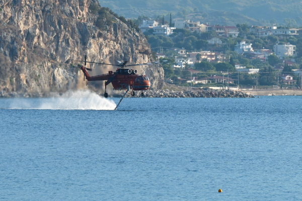 Φωτιά στη Δυτική Αττική: Καλύτερη εικόνα, σε επιφυλακή για τις αναζωπυρώσεις σε 3 σημεία