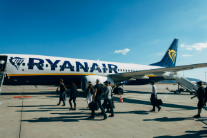 Πρόστιμο «μαμούθ» στην Ryanair για τον «πόλεμο» στην Booking: Τι συμβαίνει με τα εισιτήρια