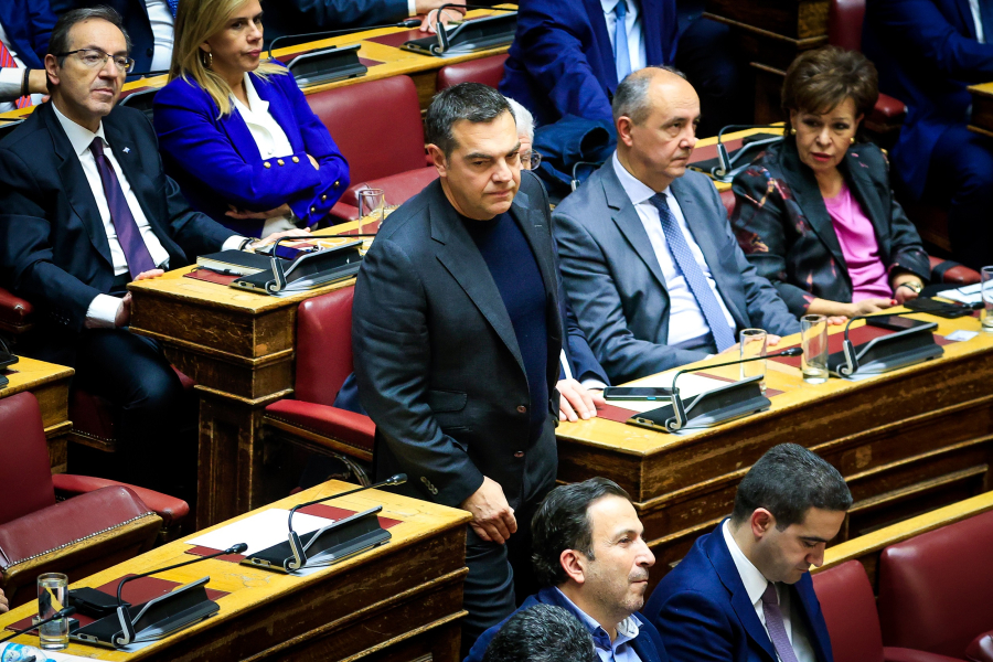 Προϋπολογισμός 2025: Διαψεύδει η πλευρά Τσίπρα ότι καταψήφισε τις αμυντικές δαπάνες