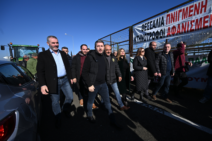 Ανδρουλάκης από μπλόκα στα Τρίκαλα: «Τη μια έχουμε τις υποκλοπές, την άλλη τα Τέμπη και τώρα τον ΟΠΕΚΕΠΕ»