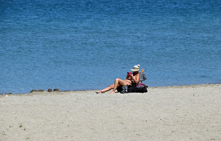 Εικόνες που θυμίζουν καλοκαίρι: Η ζέστη έστειλε τον κόσμο στις παραλίες (βίντεο)