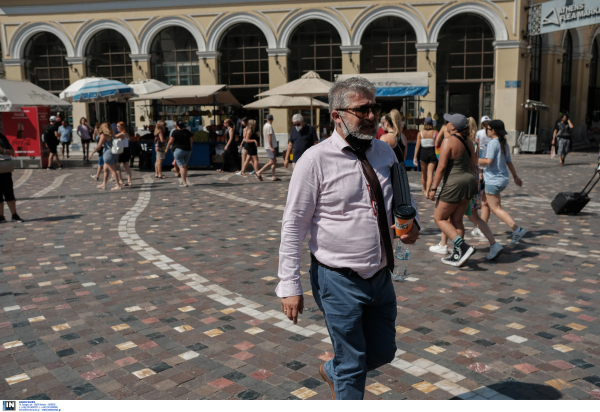 Φωτιά σε δώμα στο Μοναστηράκι, επί ποδός η Πυροσβεστική