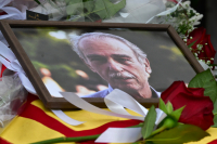 Σπύρος Χαλβατζής: Κόκκινες σημαίες του ΚΚΕ, δύο τριαντάφυλλα και ένα ηπειρωτικό κλάρι στο τελευταίο «αντίο»