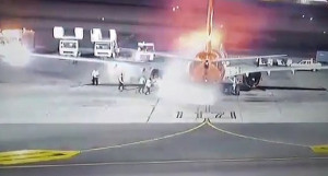Αεροπλάνο τυλίγεται στις φλόγες λίγο μετά την προσγείωσή του στην Αίγυπτο (vid)