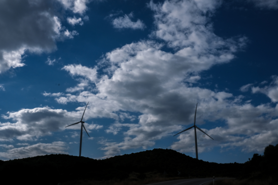 Σε 14 μήνες από 5 χρόνια η αδειοδότηση των ΑΠΕ: Tι προβλέπει το νέο νομοσχέδιο του ΥΠΕΝ