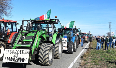 «Ζεσταίνουν» τα τρακτέρ οι Ιταλοί αγρότες, με προορισμό την Ρώμη