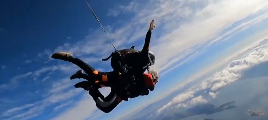 Έκανε ελεύθερη πτώση στα 86 της - «Ήταν όνειρο ζωής»