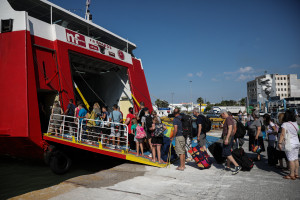 Όπου φύγει, φύγει: Αυξημένη η κίνηση στα λιμάνια της Αττικής - Αναχωρούν οι αδειούχοι