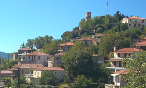 Δεν είναι μόνο η ορεινή Αρκαδία: Το παραδοσιακό χωριό της Πελοποννήσου που θα σάς μαγέψει