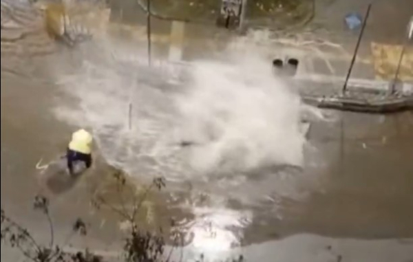 Θεσσαλονίκη: 4 τραυματίες από έκρηξη αγωγού νερού - Βίντεο ντοκουμέντο