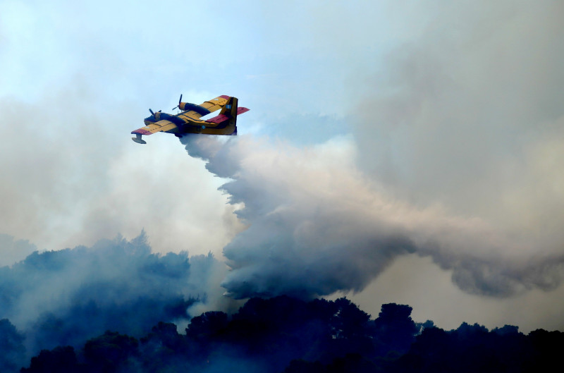 Συνεχίζεται η μάχη με τις φλόγες στα Μέγαρα: Εστίες φωτιάς κοντά στον Πευκενέα (βίντεο)