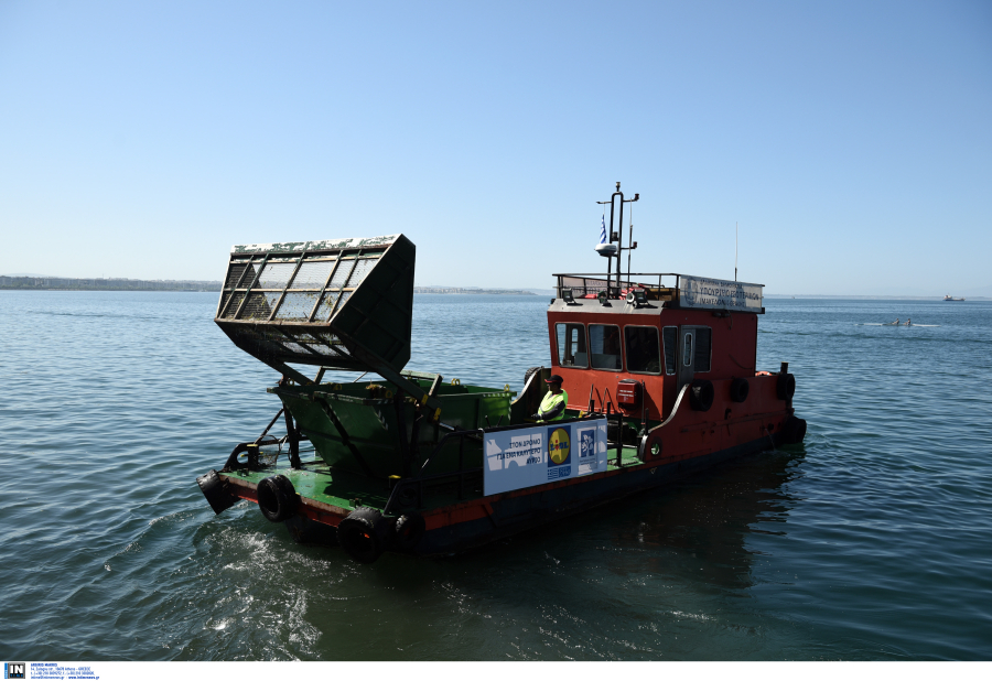 Έναν τόνο σκουπίδια ημερησίως μαζεύουν από τον Θερμαϊκό Κόλπο