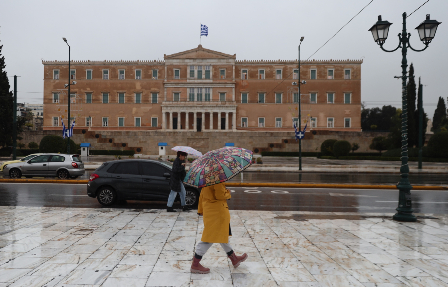 Έντονη καταιγίδα στην Αττική - Χαλάζι στη Γλυφάδα (βίντεο)