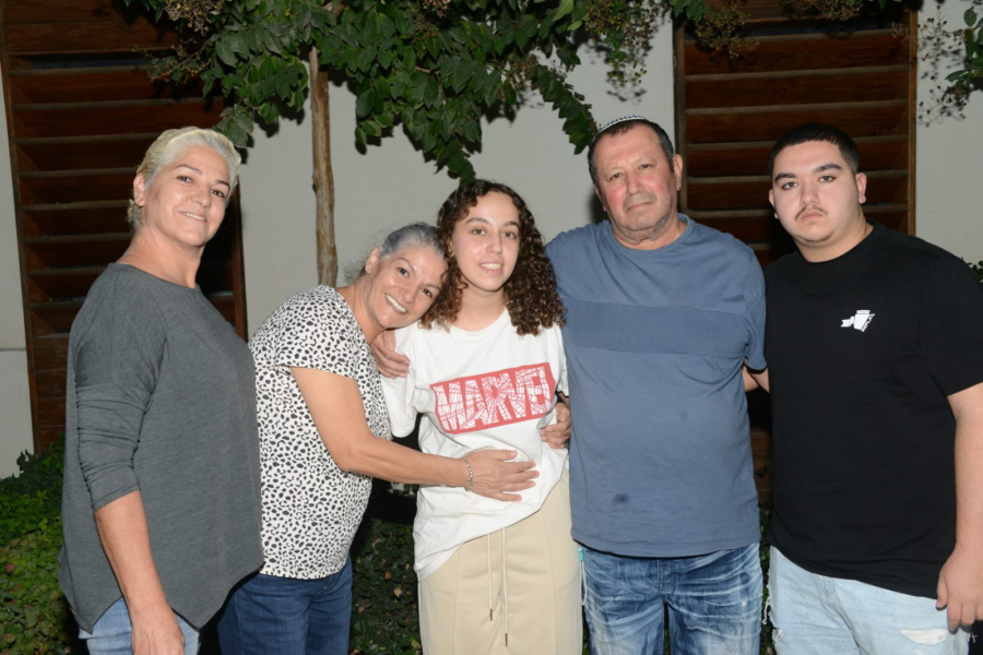 Η όμηρος που απελευθερώθηκε από τον ισραηλινό στρατό στην αγκαλιά της οικογένειάς της: To συγκινητικό βίντεο