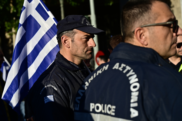 Αλλάζουν εισφορές και παροχές για αστυνομικούς, πυροσβέστες και λιμενικούς