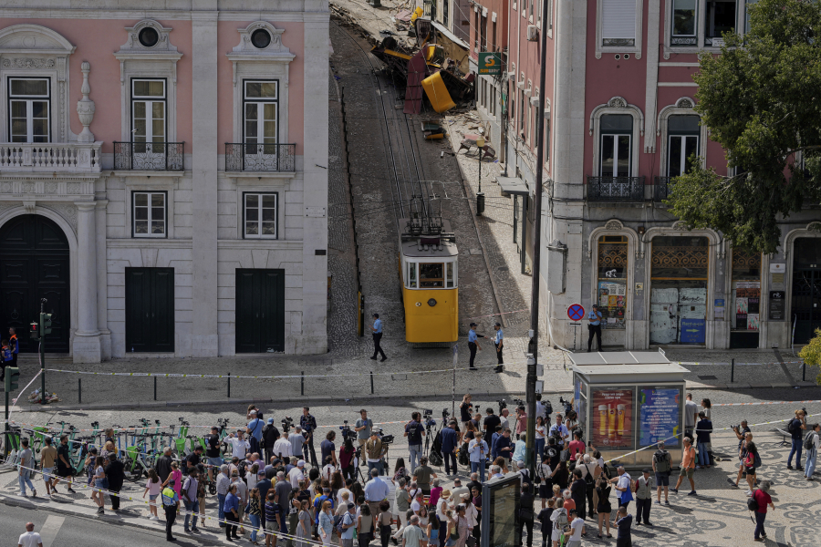 «Θαύμα» στα συντρίμμια του τελεφερίκ στη Λισαβόνα: 3χρονος ανασύρθηκε ζωντανός