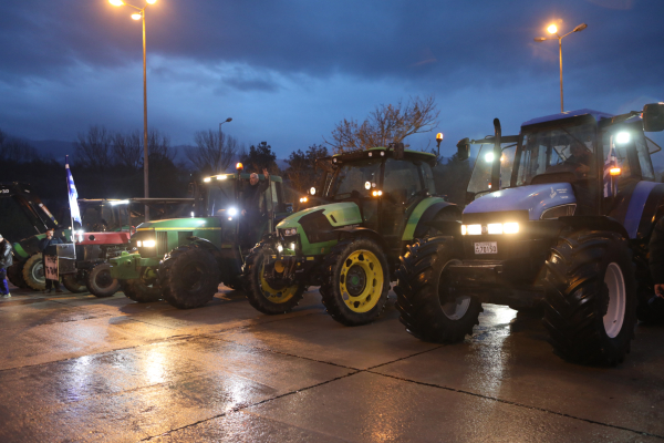 Ακλόνητοι οι αγρότες στα μπλόκα - Πάνω από 5.000 τρακτέρ στους δρόμους (Εικόνες και Βίντεο)