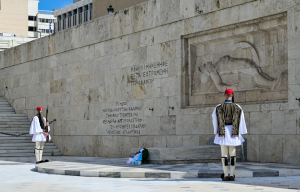 «Ντροπή!»: Σφοδρές αντιδράσεις για την απόφαση Μητσοτάκη για τον Άγνωστο Στρατιώτη