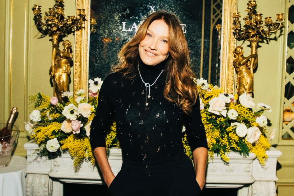 Κάρλα Μπρούνι: Η προσπάθεια της 57χρονης στο pole dancing (Βίντεο)