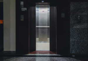 Καβγάδες χωρίς τέλος στις πολυκατοικίες για την απογραφή και πιστοποίηση των ασανσέρ