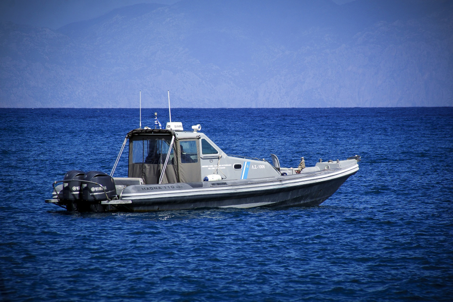 Υπαξιωματικός του Λιμενικού σώζει σκύλο που έπεσε στο λιμάνι της Χίου (βίντεο)