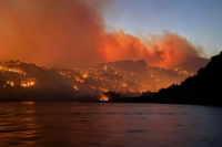 Εικόνες Aποκάλυψης από την φωτιά στην Ιεράπετρα: Καίγονται σπίτια, εκκενώθηκαν περιοχές (Βίντεο)